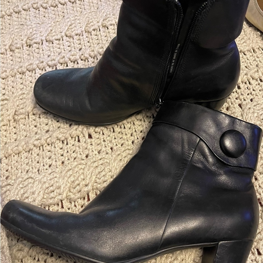 ECCO Black leather side zip ankle Boots Button accent size 10.5 dress heels